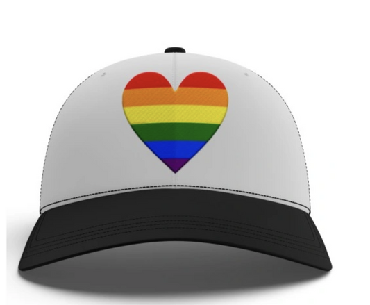 CZAPKA Z DASZKIEM BIAŁO–CZARNA SERDUSZKO LGBT