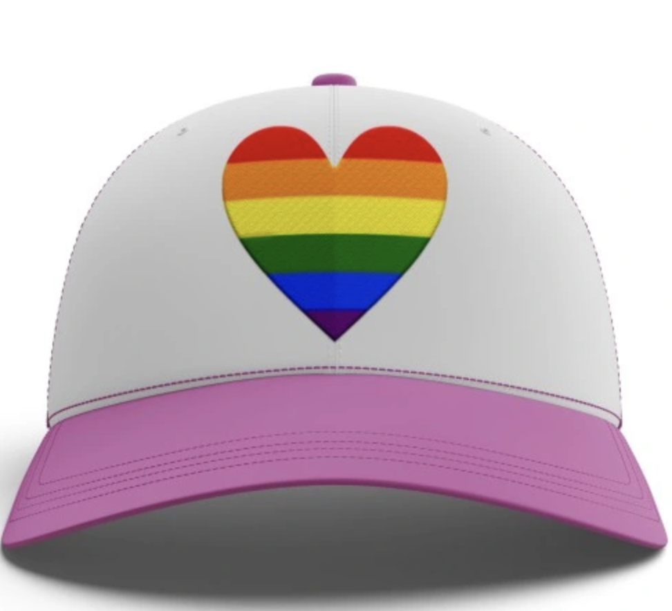 RÓŻOWO-BIAŁA CZAPKA Z DASZKIEM SERDUSZKO LGBT