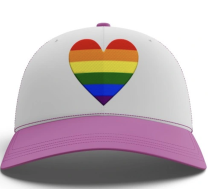 RÓŻOWO-BIAŁA CZAPKA Z DASZKIEM SERDUSZKO LGBT