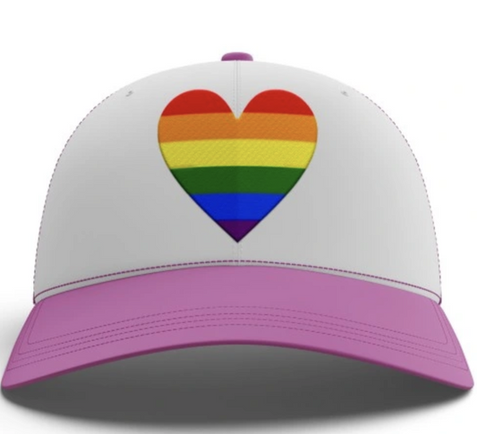 RÓŻOWO-BIAŁA CZAPKA Z DASZKIEM SERDUSZKO LGBT