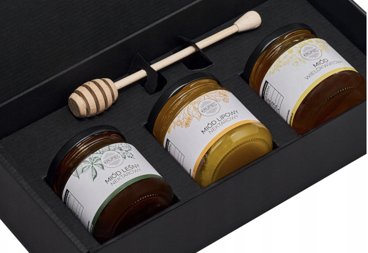 ZESTAW 3 MIODÓW NATURALNYCH W ELEGANCKIM PUDEŁKU Z NABIERAKIEM 3x250g