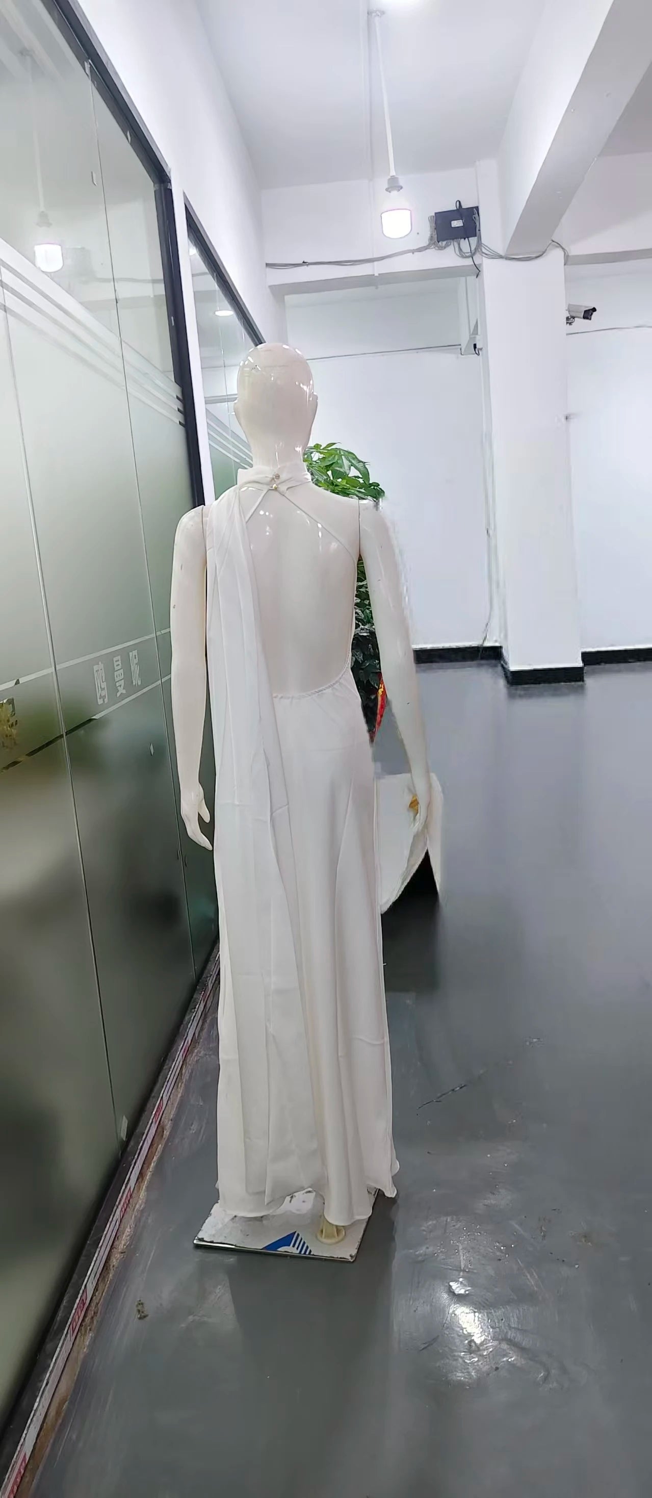 Satynowa Sukienka Halter Maxi z Odkrytymi Plecami – Wesele Studniówka Lato