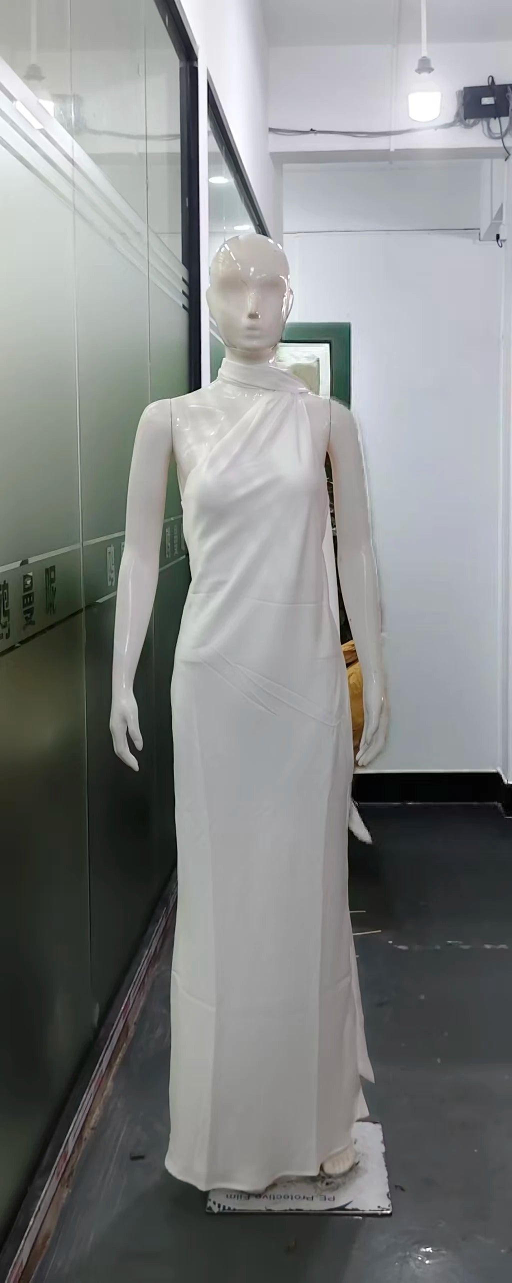 Satynowa Sukienka Halter Maxi z Odkrytymi Plecami – Wesele Studniówka Lato